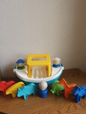 TupperToys Noah's Ark Tupperware Boat 3 Figures 6 Animals 1986 Vintage